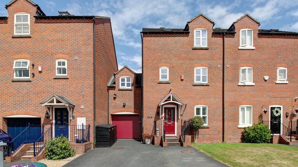 £325,000 guide price