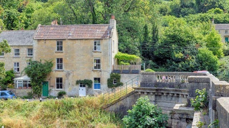 £375,000