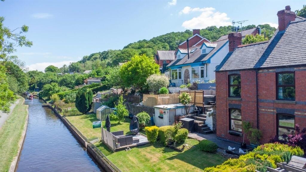£285,000