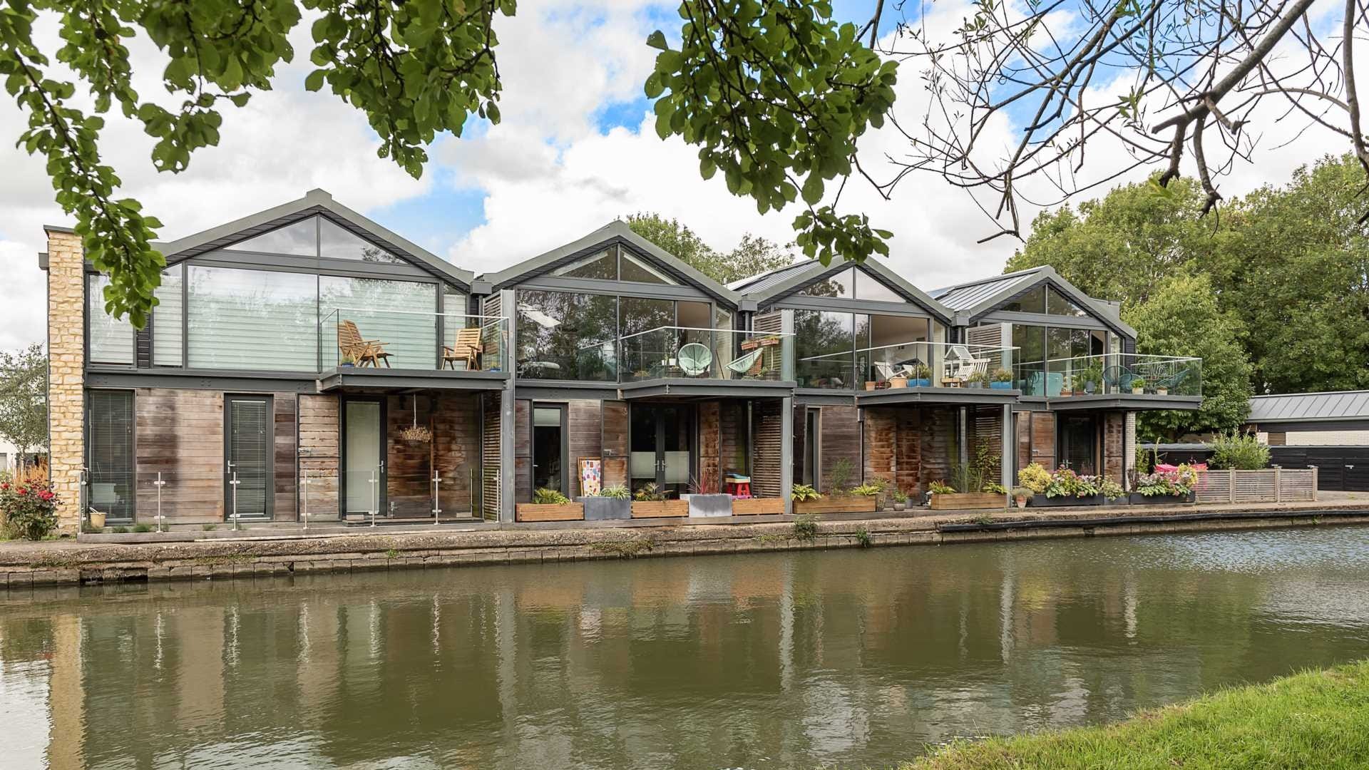 £650,000