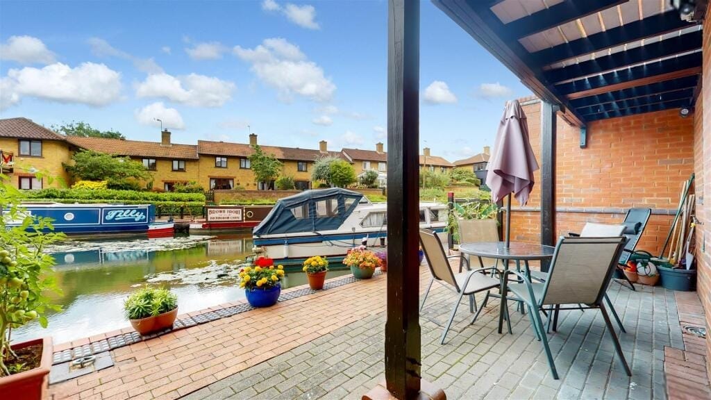£750,000