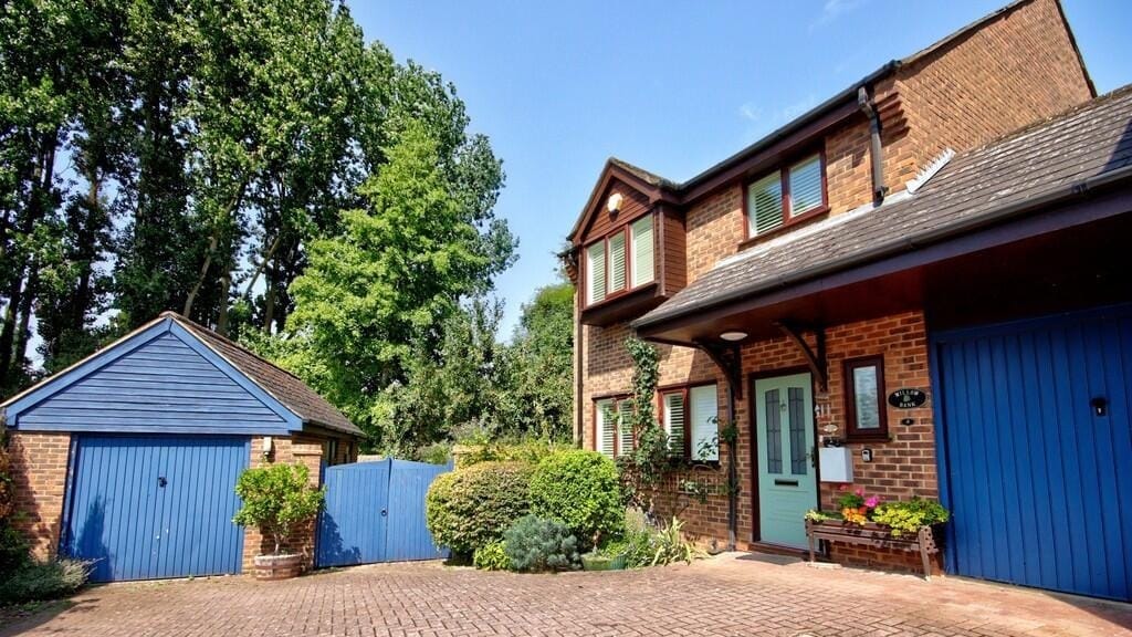£850,000