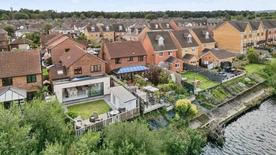 £525,000