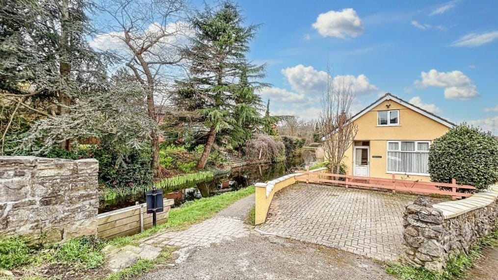 £250,000 Guide Price