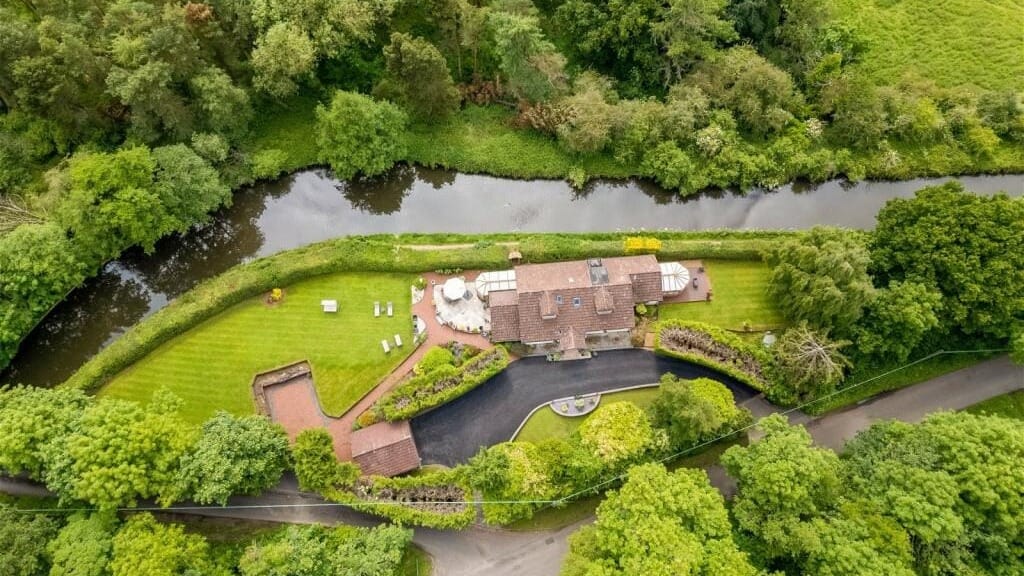 £1,100,000