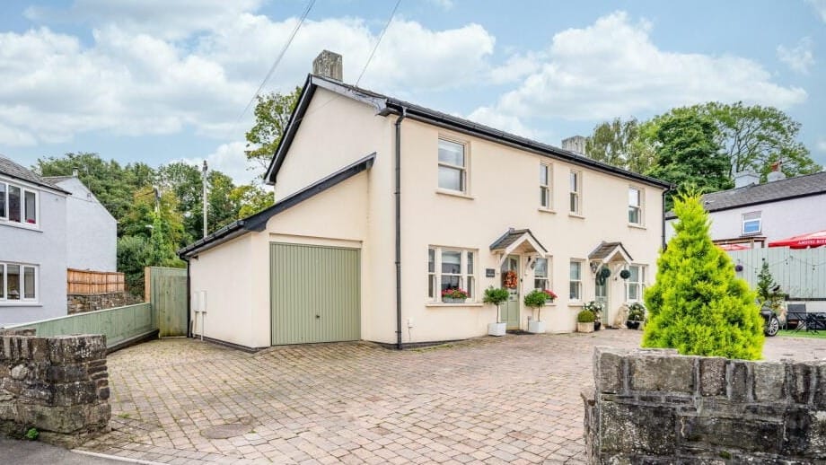 £325,000