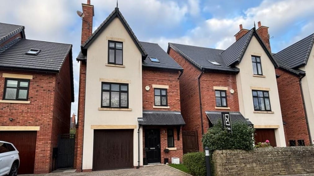 £625,000