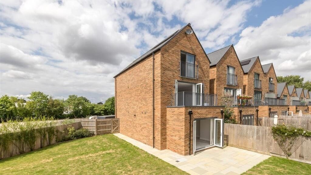 £700,000