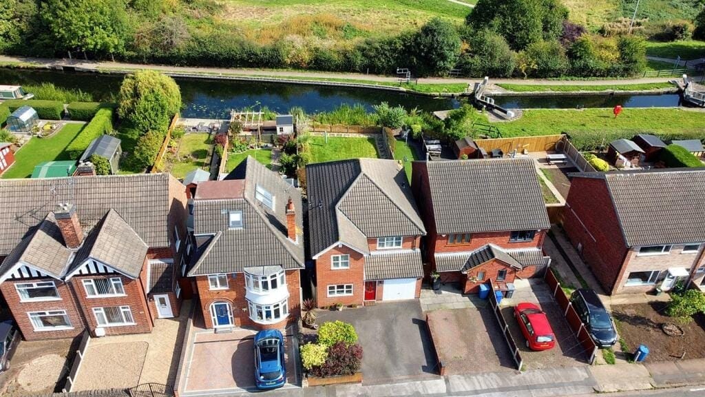 £375,000