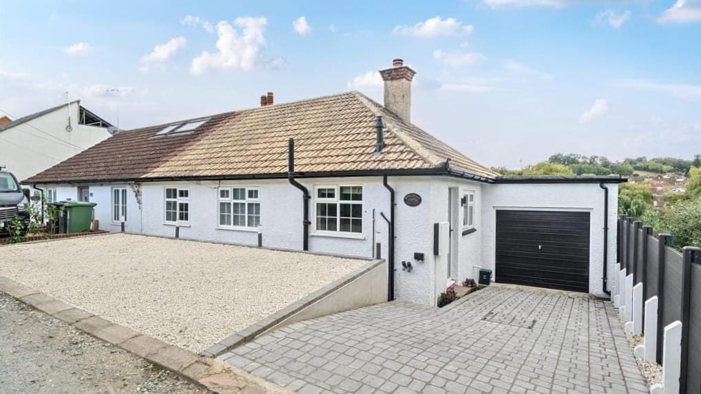 £750,000