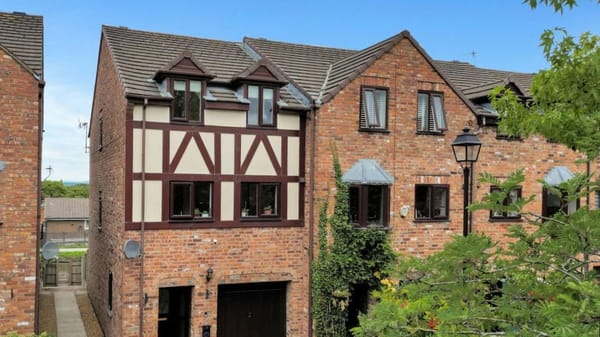 £465,000