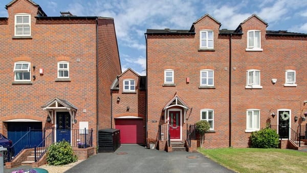 £325,000 guide price