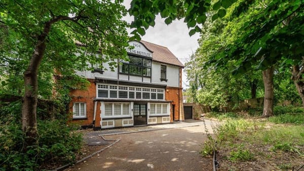 £2,200,000