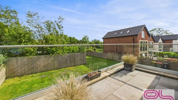 £875,000