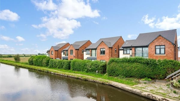 Offers in Excess of £549,995