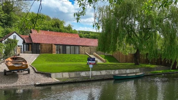 £1,695,000
