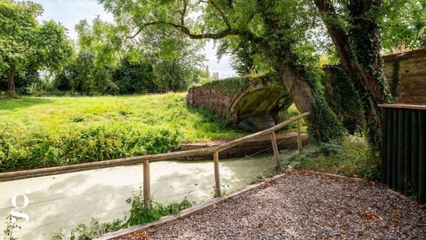 £825,000 Guide Price