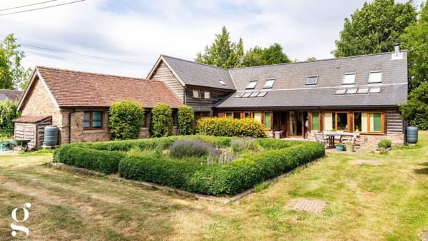 £825,000