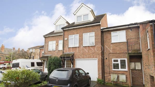£300,000