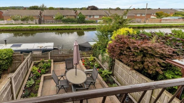 £465,000
