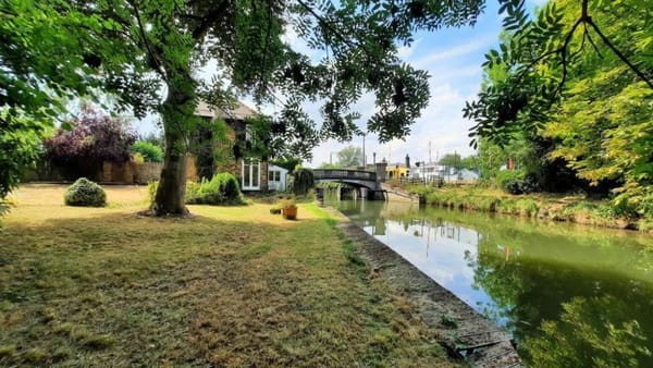 £825,000