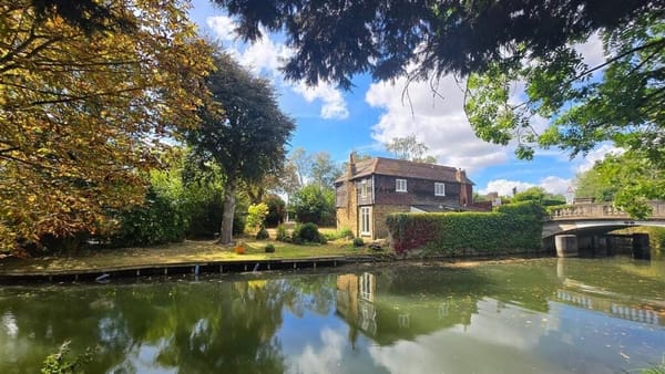 £825,000