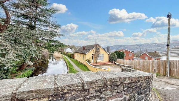 £250,000 Guide Price