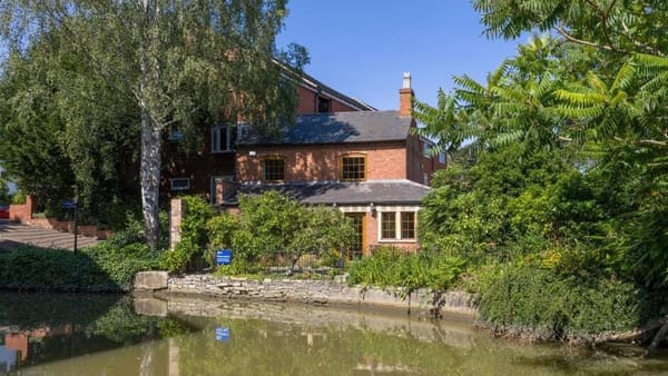 £400,000