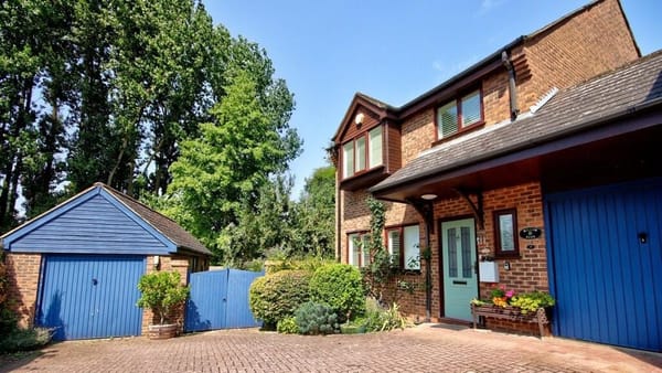 £850,000