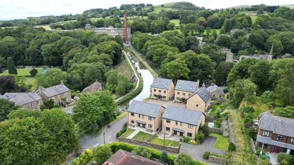 £450,000