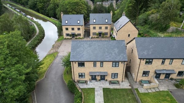 £450,000