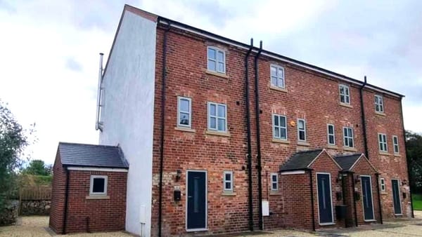 £225,000