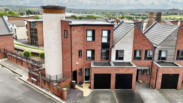 £270,000
