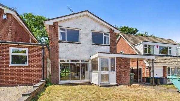 £300,000
