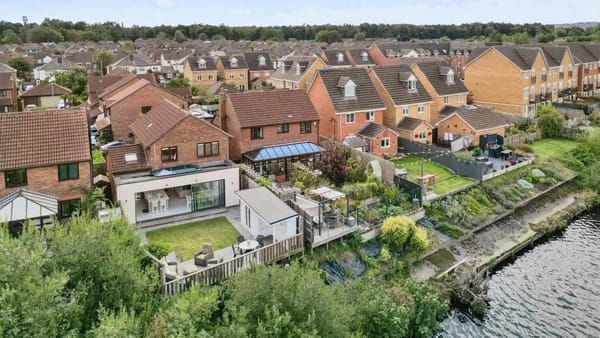 £525,000
