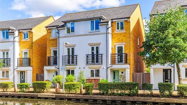 £695,000