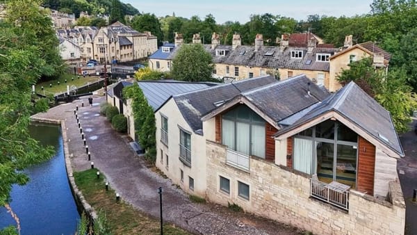 £625,000