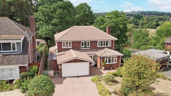 £925,000