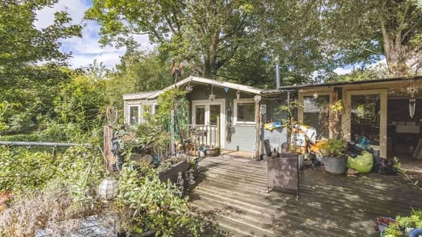 £325,000 guide price