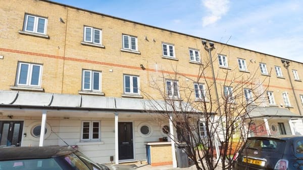 £775,000