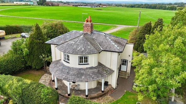 £490,000