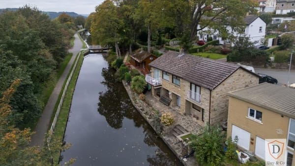£450,000