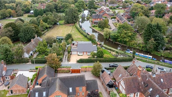 £950,000