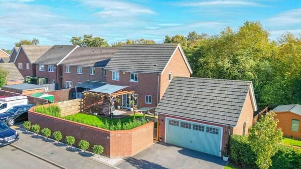 £450,000