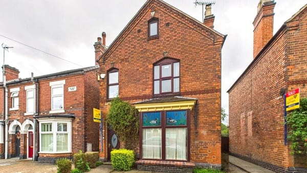 £300,000