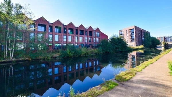 £690,000