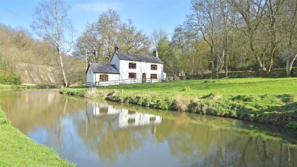£450,000