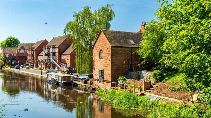 Canalside cottage in Stourport with established mooring history
