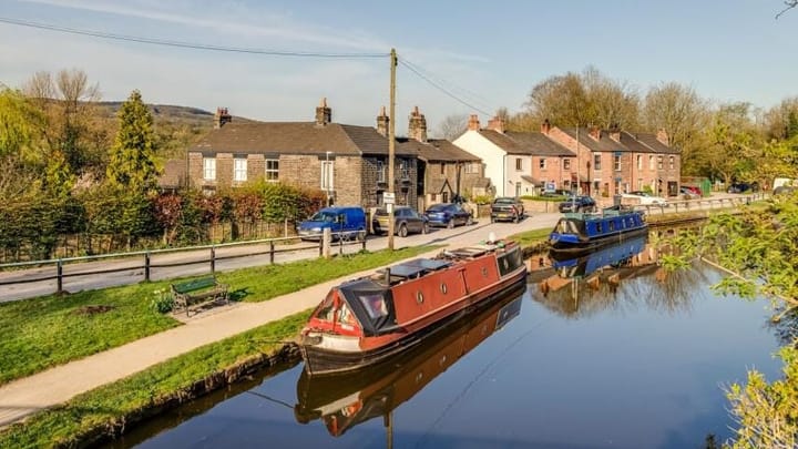Canal cottage in Appley Bridge with stunning front and rear views